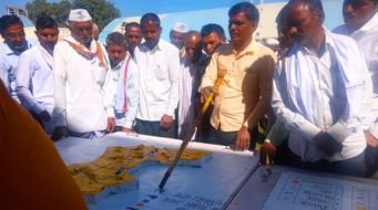 Maharashtrian People Discussing